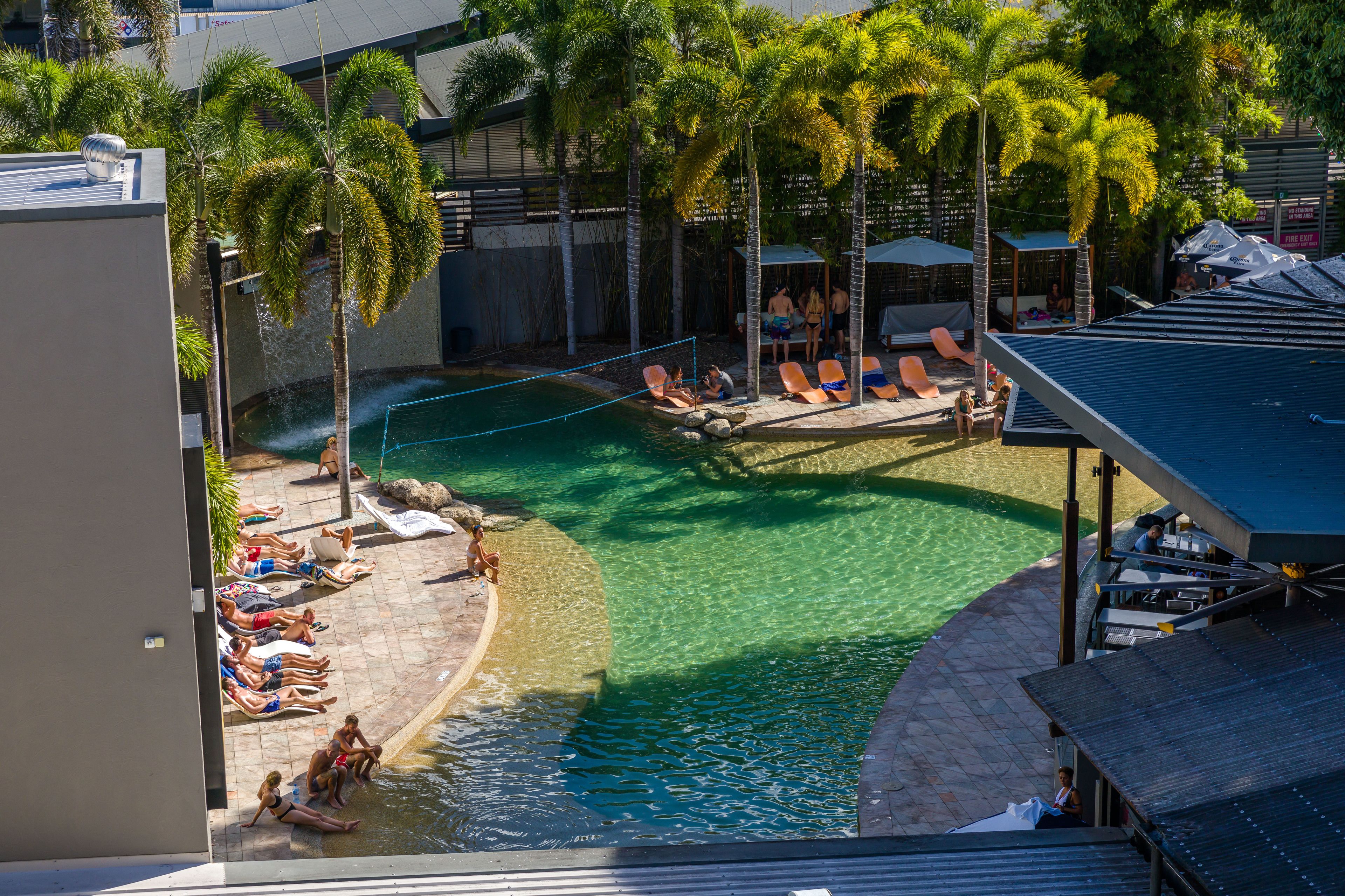 Gilligan's Backpackers Hotel & Resort