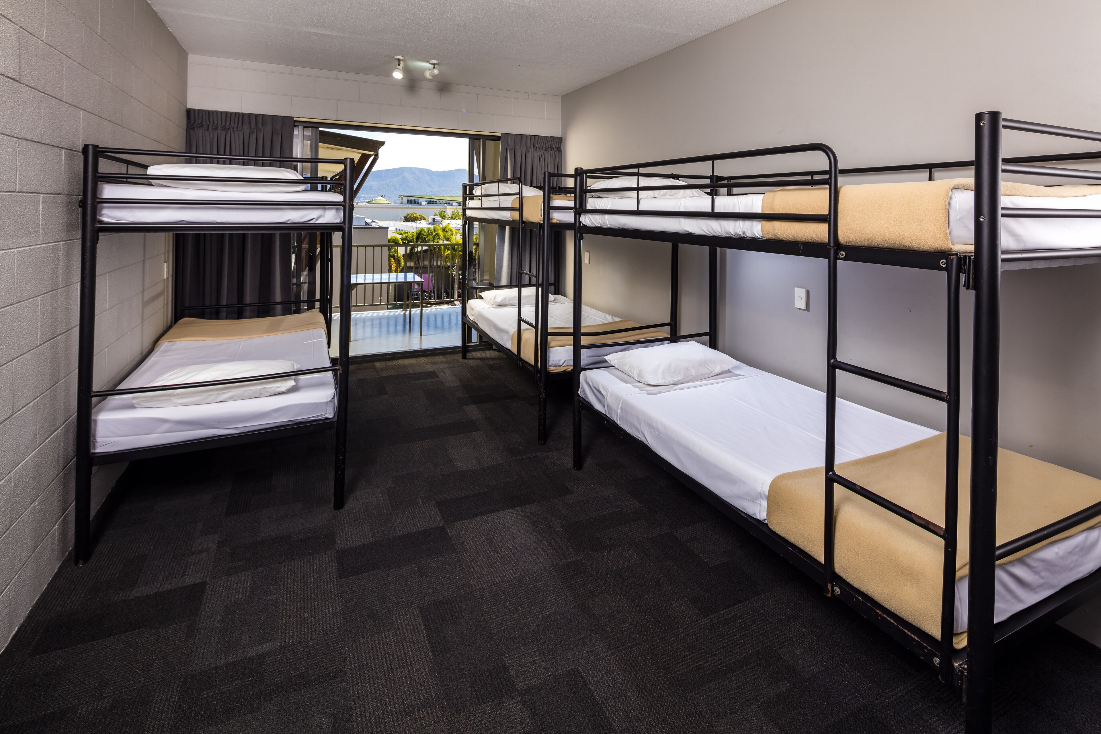 Gilligan's Backpackers Hotel & Resort