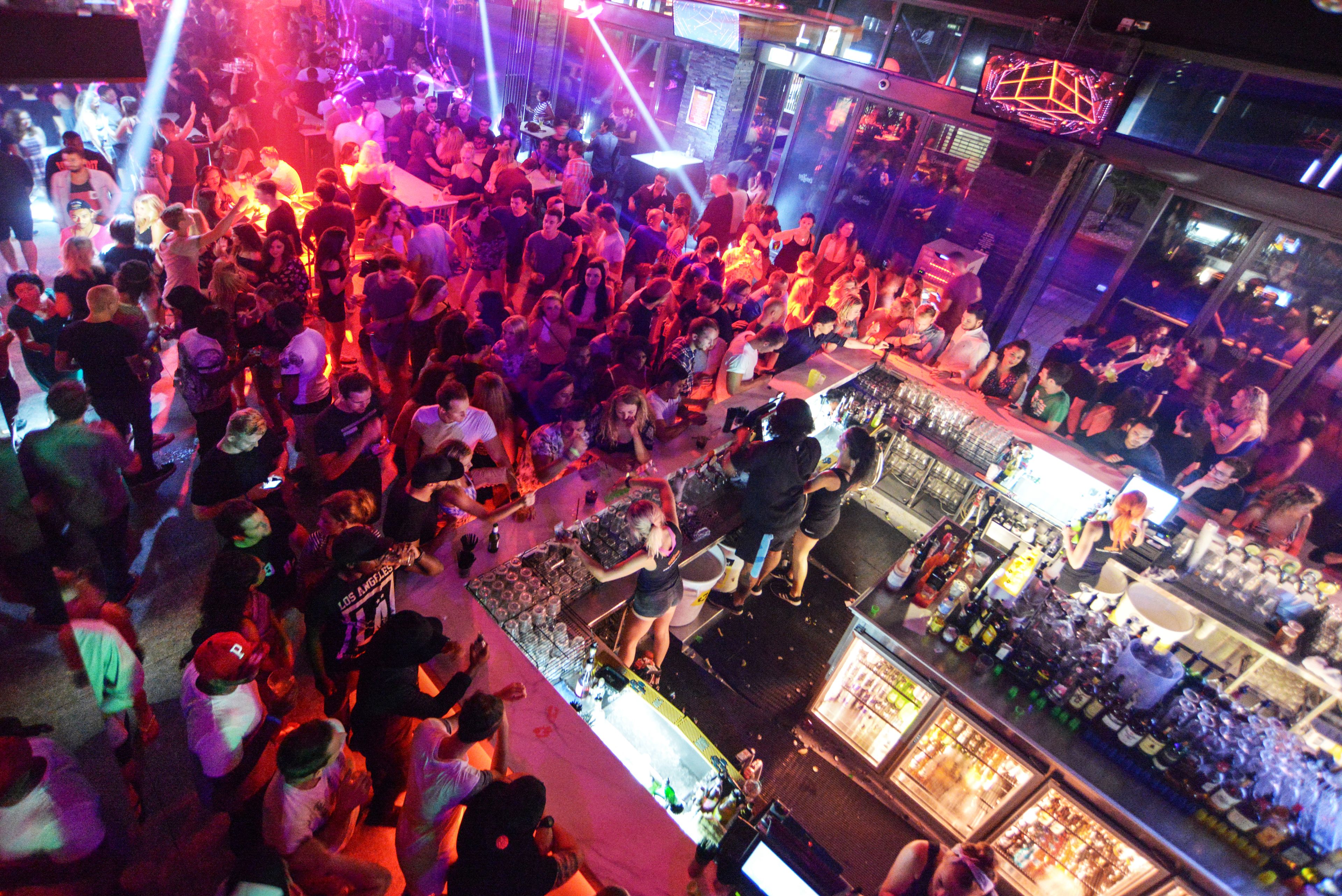 Gilligan's Backpackers Hotel & Resort