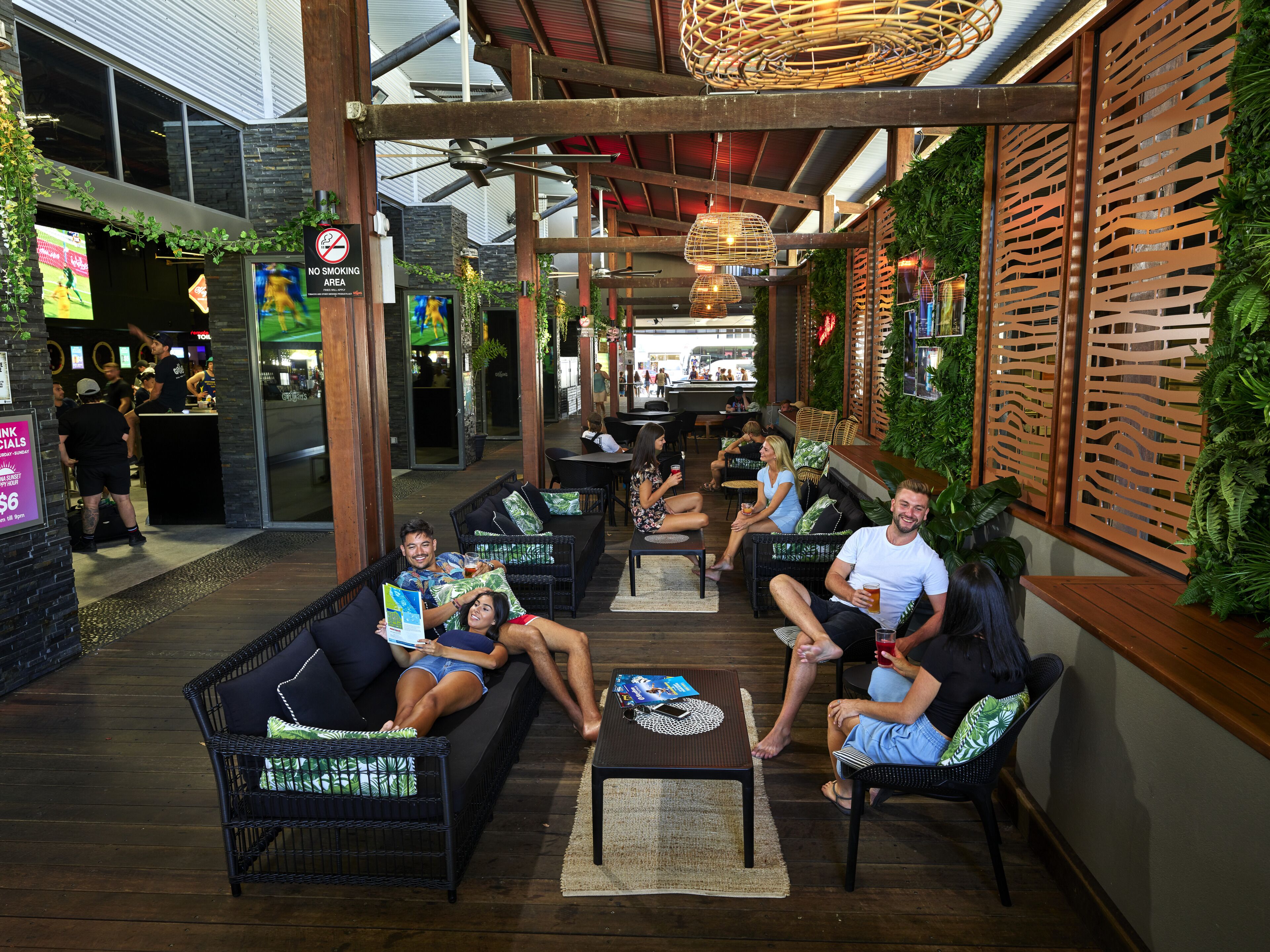 Gilligan's Backpackers Hotel & Resort