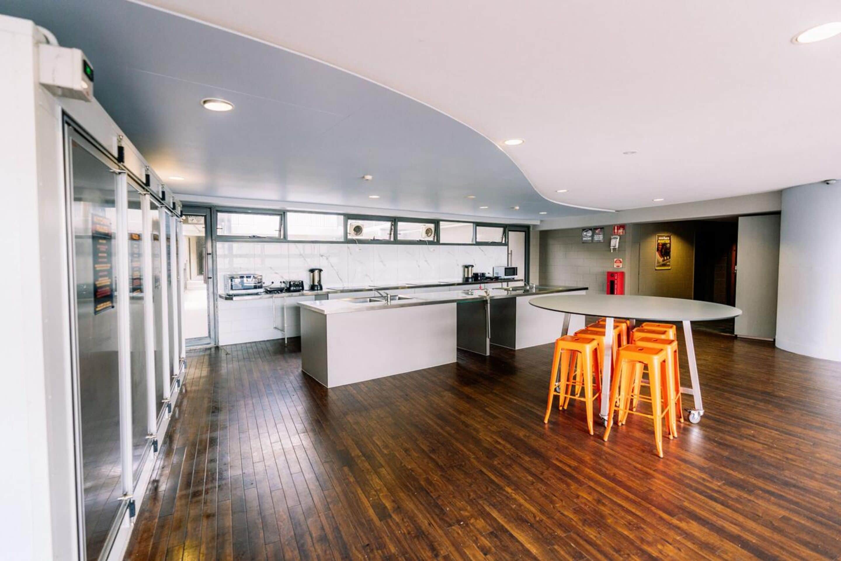 Gilligan's Backpackers Hotel & Resort