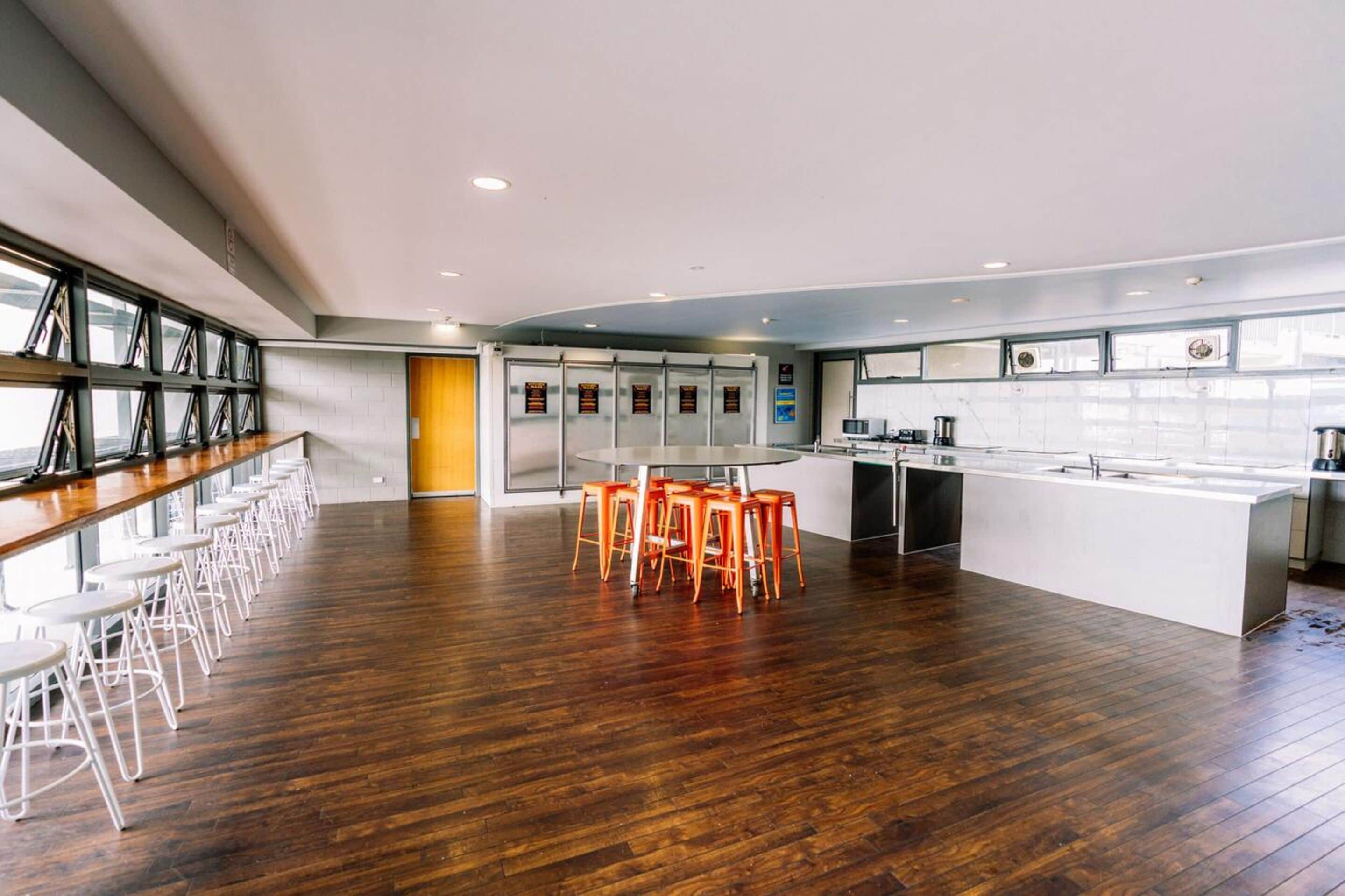 Gilligan's Backpackers Hotel & Resort