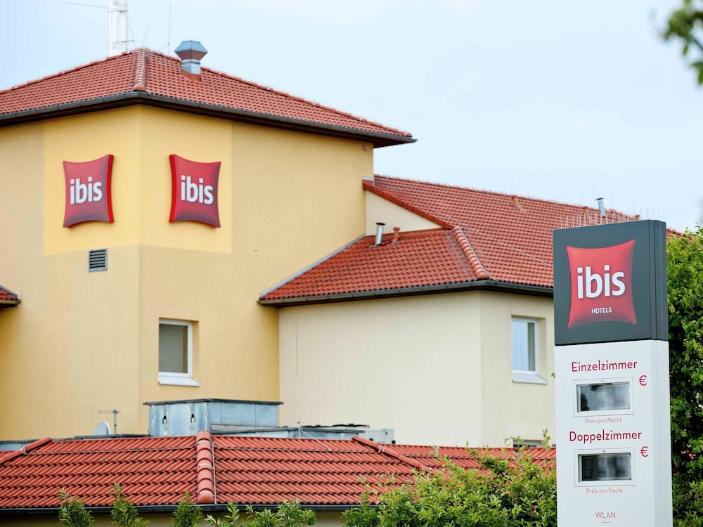 Front of property, ibis Köln Airport