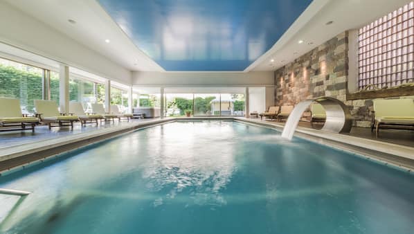 Indoor pool, sun loungers