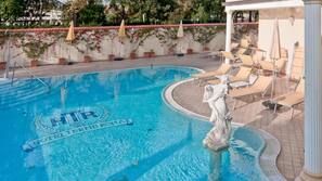 Innenpool, 2 Außenpools, Sonnenschirme, Liegestühle