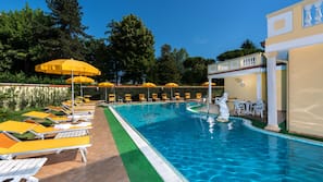 Innenpool, 2 Außenpools, Sonnenschirme, Liegestühle