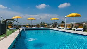 Innenpool, 2 Außenpools, Sonnenschirme, Liegestühle