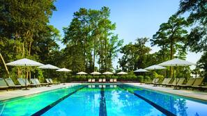 3 outdoor pools, pool umbrellas, sun loungers
