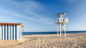 Ubicación cercana a la playa y toallas de playa