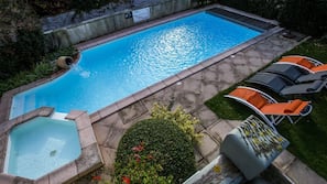 Piscine extérieure (ouverte en saison), parasols de plage