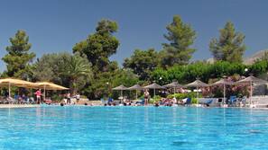 Piscine extérieure, parasols de plage, chaises longues