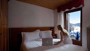 Una scrivania, Wi-Fi gratuito