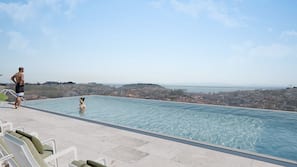 Una piscina cubierta, una piscina al aire libre de temporada