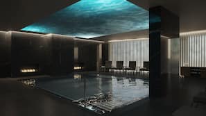 Una piscina cubierta, una piscina al aire libre de temporada