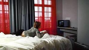 Minibar, rollaway beds, free WiFi
