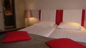 Minibar, rollaway beds, free WiFi
