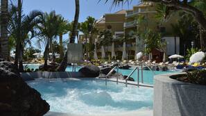 2 piscinas al aire libre