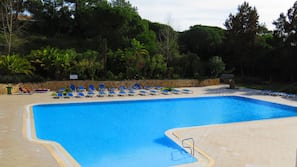 Una piscina cubierta, una piscina al aire libre