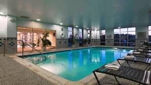 Kolam renang indoor dan kolam renang outdoor