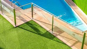 Una piscina al aire libre de temporada