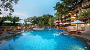 2 outdoor pools