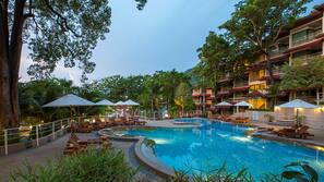 2 outdoor pools