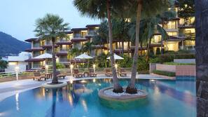 2 outdoor pools