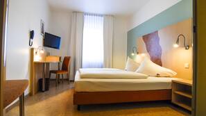 Schreibtisch, Verdunkelungsvorhänge, schallisolierte Zimmer