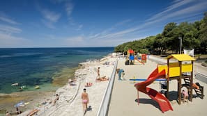 In Strandnähe, Liegestühle, Sonnenschirme, Volleyball