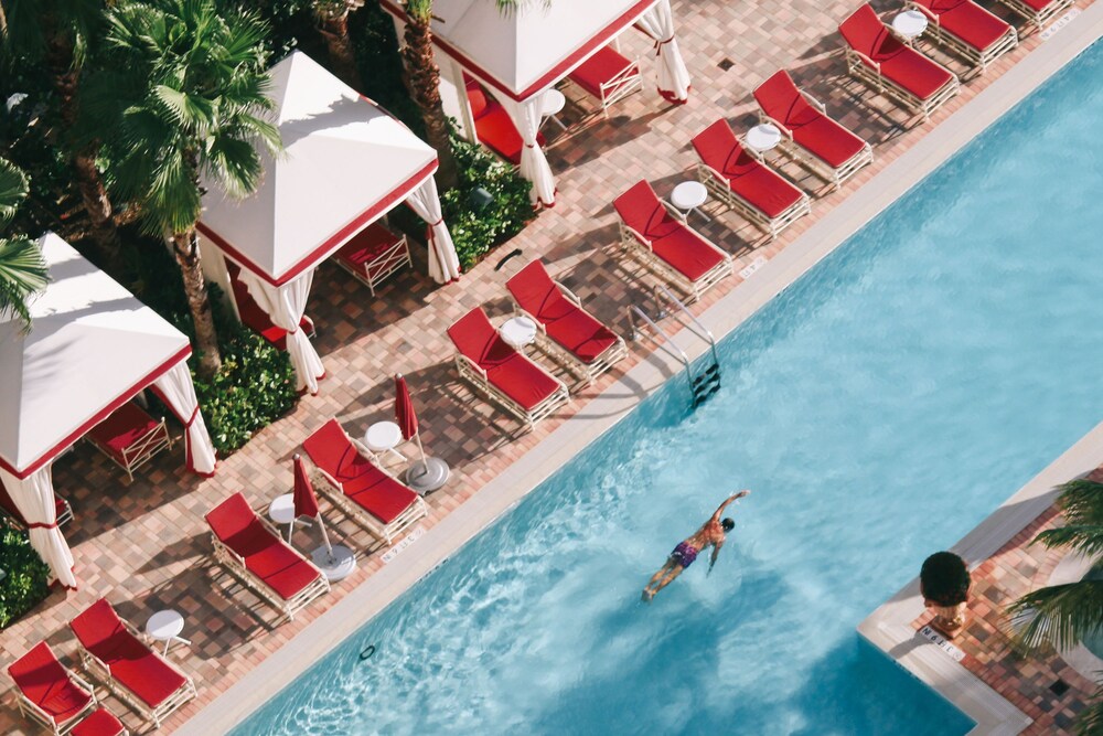 Outdoor pool, Acqualina Resort & Residences On The Beach