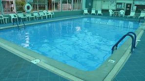 Piscina interna, piscina externa sazonal