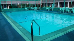 Piscina interna, piscina externa sazonal