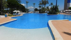 Piscina coperta, 2 piscine all'aperto, ombrelloni da piscina, lettini