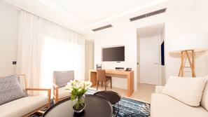 Minibar, una cassaforte in camera, una scrivania, ferro/asse da stiro