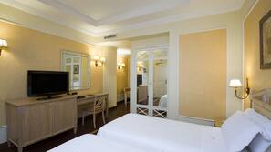 Ropa de cama hipoalergénica, minibar, caja fuerte y escritorio