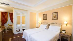 Ropa de cama hipoalergénica, minibar, caja fuerte y escritorio
