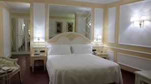 Ropa de cama hipoalergénica, minibar, caja fuerte y escritorio