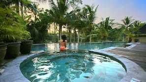 2 outdoor pools