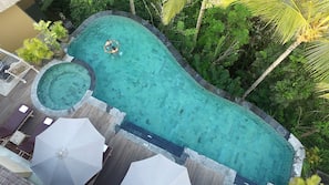 2 outdoor pools