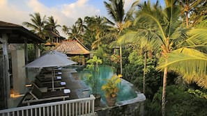 2 outdoor pools