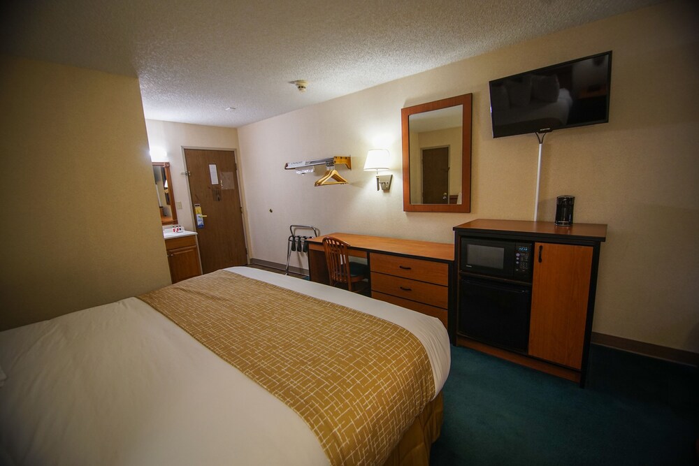 Travelodge by Wyndham Colorado Springs Airport/Peterson AFB