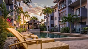 3 outdoor pools, pool loungers