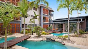 3 outdoor pools, pool loungers