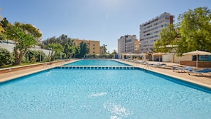 Una piscina al aire libre (de 9:00 a 18:00), sombrillas, tumbonas