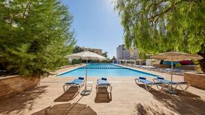 Una piscina al aire libre (de 9:00 a 18:00), sombrillas, tumbonas