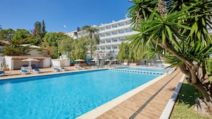 Una piscina al aire libre (de 9:00 a 18:00), sombrillas, tumbonas