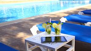 Una piscina al aire libre (de 9:00 a 18:00), sombrillas, tumbonas