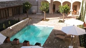 Una piscina al aire libre de temporada