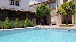 Una piscina al aire libre de temporada