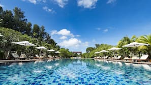 Piscine extérieure, parasols de plage, chaises longues
